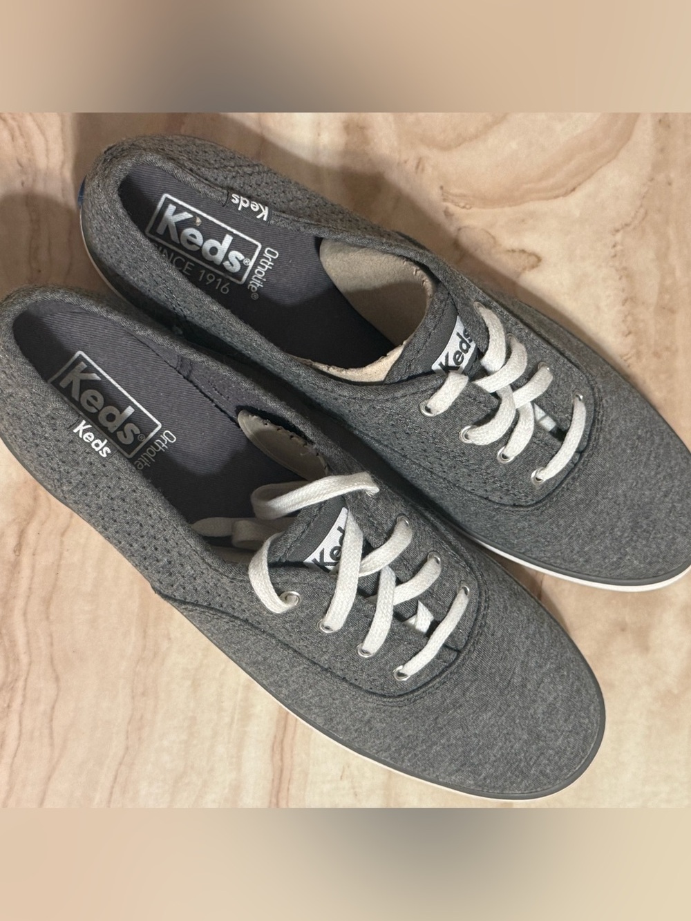 NWT KEDS WOMENS GRAY CANVAS SNEAKER SIZE 8
👟